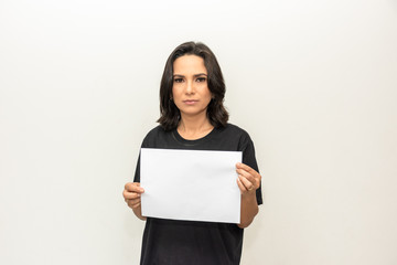 Mulher morena segurando cartaz em branco para mensagem