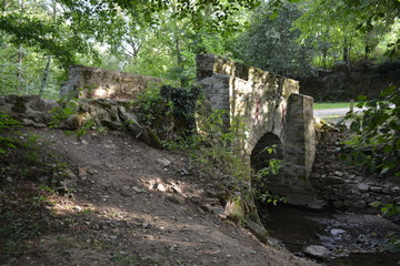 Fototapeta na wymiar Saint-Herblain - Parc de la Chézine - Pont en pierres