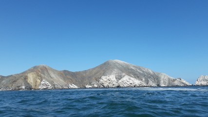 Bella isla rodeada de aguas cristalinas 