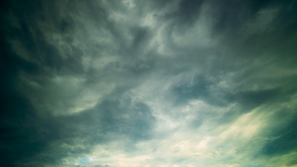 うねるような不安な雲