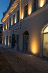 Podświetlana frontowa elewacja budynku ratusza w Ostródzie - obrazy, fototapety, plakaty