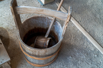 古い水桶と柄杓と打ち水