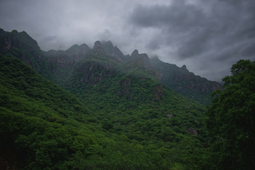 montañas con neblina y nubes