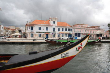 Obraz premium Traditional boats, Colorful Moliceiro boat, on the canal in Aveiro, Portugal.