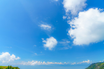 【空イメージ】青空と白い雲