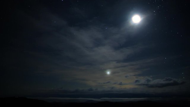 流れ星　月と雲　ペルセウス座流星群　AUG 2020  愛知県　茶臼山　日本