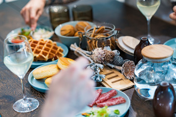 ホームパーティーの食卓