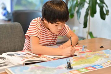 昆虫観察・学習の男の子
