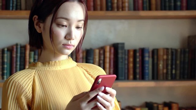 スマホを見る女性