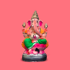 Obraz na płótnie Canvas Hindu god Ganesh on isolated pink background