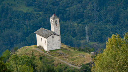Fototapeta na wymiar Kleine Kapelle in den Bergen, Auvergne-Rhône-Alpes, Frankreich