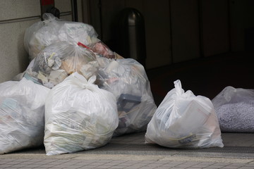 A lot of garbage bags thrown away in the town
町に捨てられたたくさんのゴミ袋