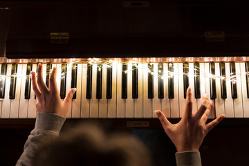 Junge Frau spielt Piano.