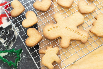 Frisch gebackene Plätzchen zur Weihnachten