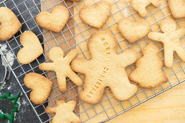 Frisch gebackene Plätzchen zur Weihnachten