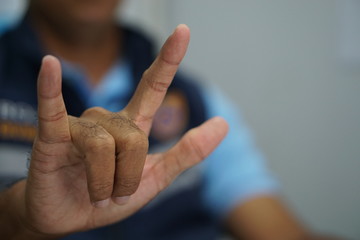 Obraz premium A picture of a man showing a sign of love by hand
