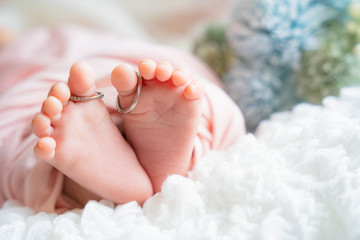 赤ちゃんの小さな足と指輪 新生児のニューボーンフォト	