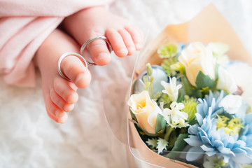 赤ちゃんの小さな足と指輪 新生児のニューボーンフォト