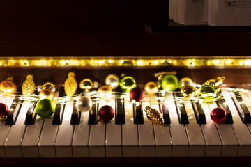 Weihnachtlich dekoriertes Klavier.