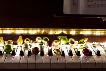Weihnachtlich dekoriertes Klavier.