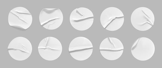 White round crumpled sticker mock up set. Adhesive white paper or plastic sticker label with glued, wrinkled effect on gray background. Blank templates of a label or price tags. 3d realistic vector - obrazy, fototapety, plakaty