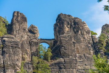 Fototapeta na wymiar wunderschöner Blick auf die Bastei Felsen in der Sächsischen Schweiz fotografiert von unten aus Rathen
