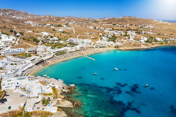 Luftaufnahme des beliebten Strandes Platis Gialos auf der Insel Mykonos, Kykladen, Griechenland, zur Sommerzeit