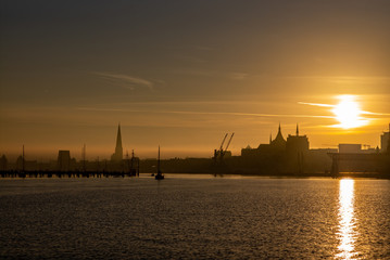 Naklejka premium Hansestadt Rostock stadthafen sonnenaufgang herbststimmung warnow