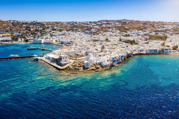 Die Stadt der Insel Mykonos mit weißgewaschenen Häusern am türkisem Meer im Sommer, Kykladen,...