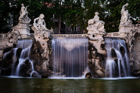 Foto scattata all'interno del Parco del Valentino alla famosa Fontana dei Dodici Mesi.