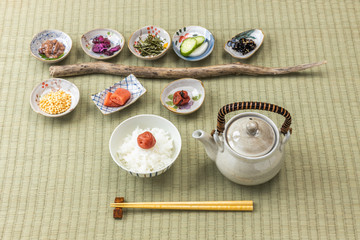 お茶漬けセット　 bowl of rice soaked in hot green tea