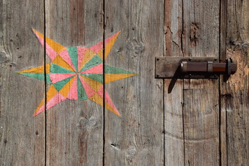 Scheunentor mit aufgemaltem Stern