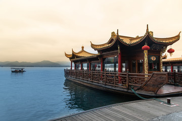 Obraz premium Hangzhou, February 2019. The city's location near the West Lake is what makes it famous and a tourist destination for the Chinese.