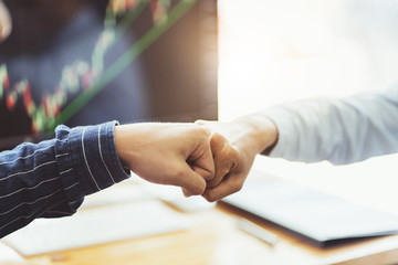 Obraz premium Business executive hands bumping successful investment.