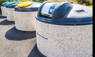 Poubelles publiques pour le tri sélectif 