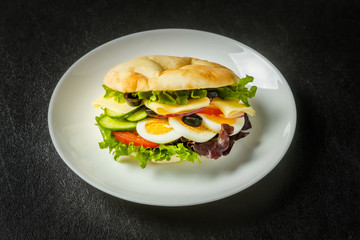 中東料理　ピタパンのサンドウィッチ　pita bread