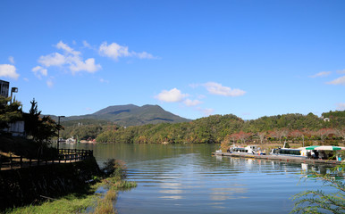 秋の恵那峡と木曽川の紅葉風景　(岐阜県)