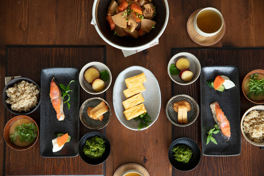 食卓の上の和食