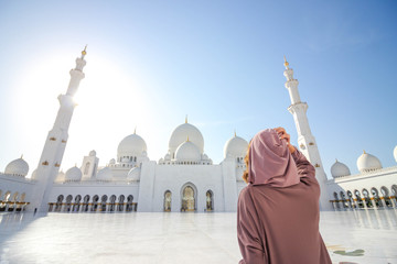woman looking at the mosque in abu dhabi