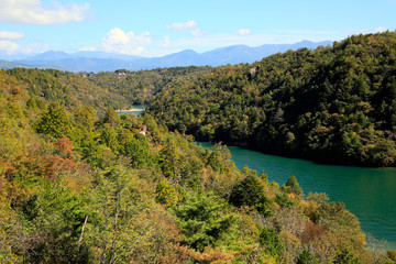 Fototapeta na wymiar 秋の恵那峡と木曽川の紅葉風景　(岐阜県)