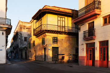 A rickshaw an havana facades in warm morning light.
