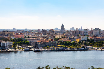 Obraz premium The center of Old Havana seen from the riverside.