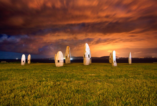 Noche Menhires A Coru&ntilde;a parque escult&oacute;rico