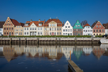 Fototapeta na wymiar Historische Häuser am Hafen in Glückstadt