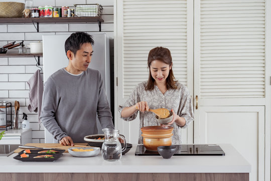 料理をする日本人夫婦
