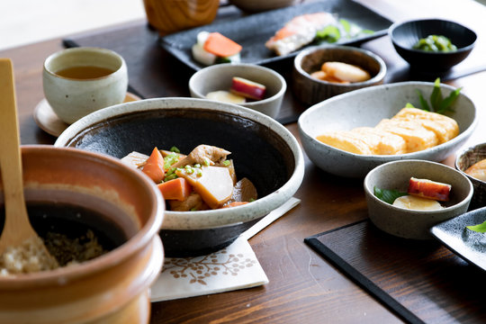 食卓の上の和食