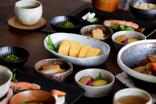 食卓の上の和食