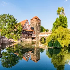 Blick auf die Henkerbrücke mit Turm über den Fluss Pegnitz in Nürnberg, Deutschland © milosk50