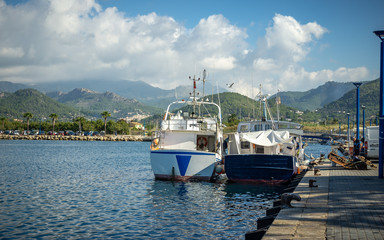 Fototapeta premium Sonnenschein über dem Hafen von Port d'Andratx