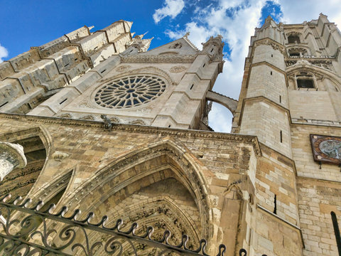 Fachada y roseton de estilo gotico de la catedral de Leon